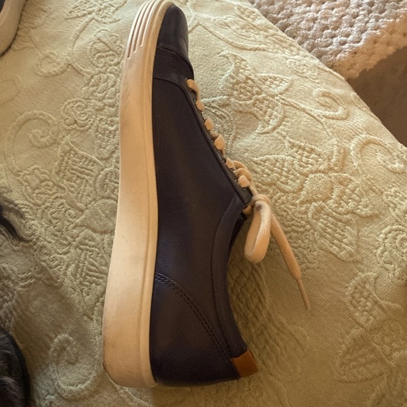 Navy Blue ECCO Leather sneakers. Size39EU/8US. Slight scuff on upper right shoe - Picture 6 of 16
